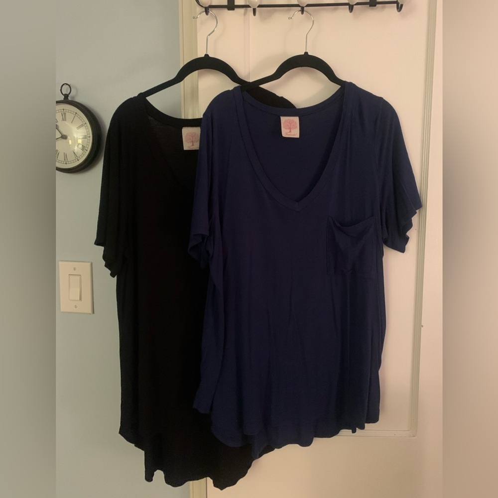 ModCloth Lot of Two High-Low Hemmed V-Neck Black and Navy Plus T-shirts Size 1x